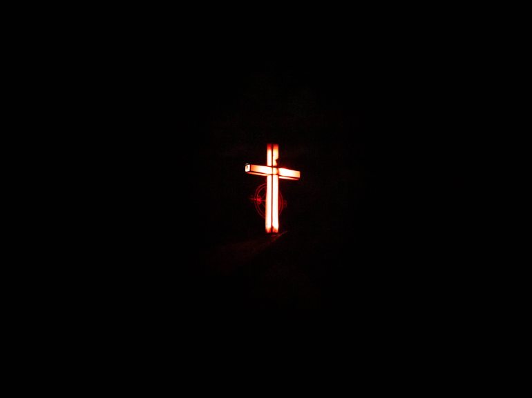cross-with-light-2523885